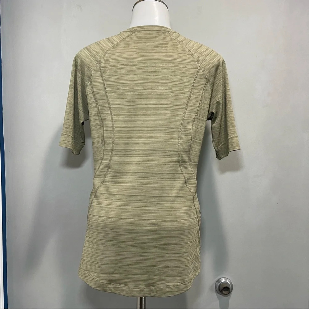 Athleta Pacifica Illume Fitted Olive Half Zip
UPF 50+ Short Sleeve Rashguard - Picture 4 of 10